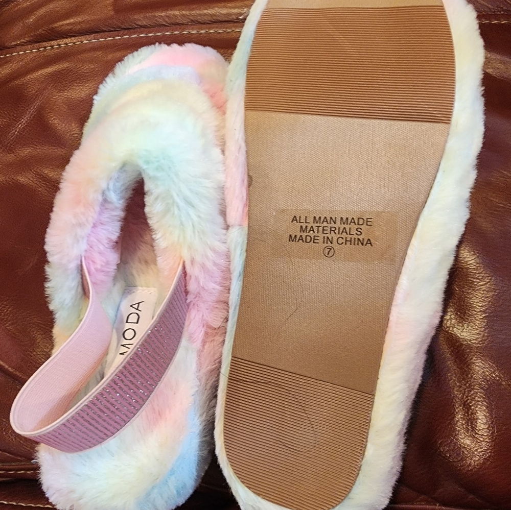 Top moda furry slippers size 7
